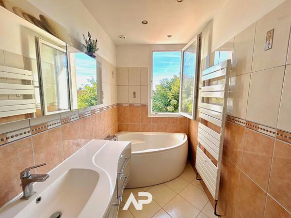 Maison familiale - jardin à Châtelaillon-Plage €497 659 ** - Référence MR640ED