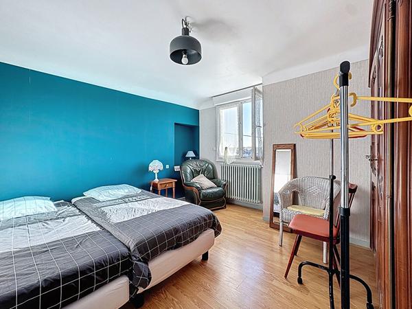 Belle maison familiale avec sous-sol total et accès indépendant à l'étage sur Hillion