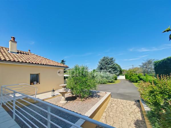Secteur Bourgogne du Sud 2 km entrée/sortie autoroute A6 Maison à vendre de 180 m² - 6 pièces - terrain de 2 481 m² piscine !