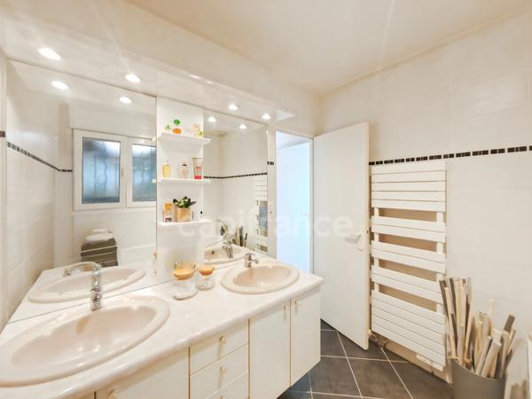 Secteur Bourgogne du Sud 2 km entrée/sortie autoroute A6 Maison à vendre de 180 m² - 6 pièces - terrain de 2 481 m² piscine !