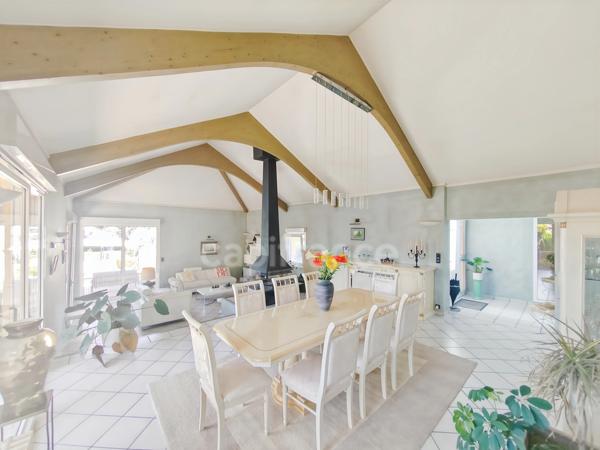 Secteur Bourgogne du Sud 2 km entrée/sortie autoroute A6 Maison à vendre de 180 m² - 6 pièces - terrain de 2 481 m² piscine !