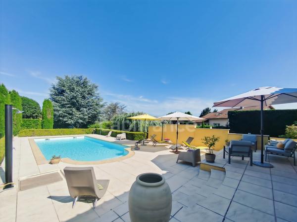 Secteur Bourgogne du Sud 2 km entrée/sortie autoroute A6 Maison à vendre de 180 m² - 6 pièces - terrain de 2 481 m² piscine !