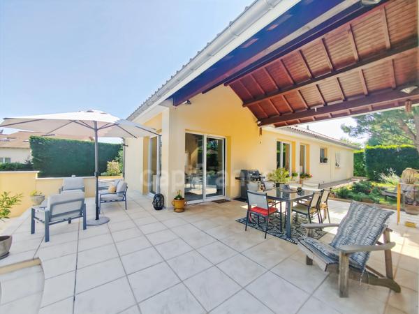 Secteur Bourgogne du Sud 2 km entrée/sortie autoroute A6 Maison à vendre de 180 m² - 6 pièces - terrain de 2 481 m² piscine !