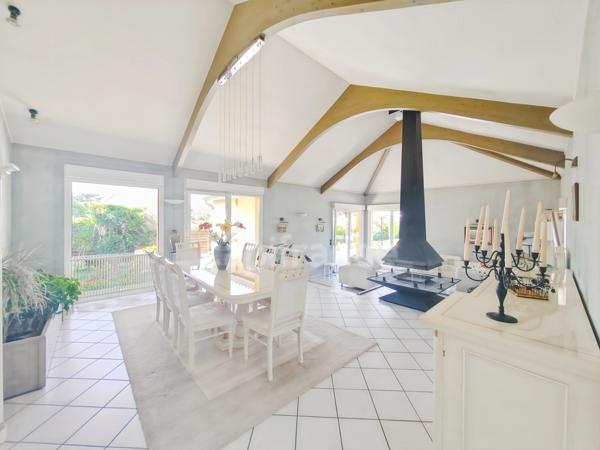 Secteur Bourgogne du Sud 2 km entrée/sortie autoroute A6 Maison à vendre de 180 m² - 6 pièces - terrain de 2 481 m² piscine !