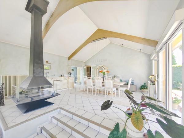 Secteur Bourgogne du Sud 2 km entrée/sortie autoroute A6 Maison à vendre de 180 m² - 6 pièces - terrain de 2 481 m² piscine !