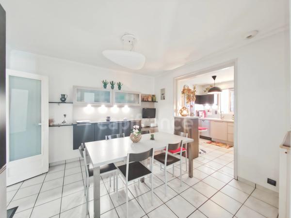 Secteur Bourgogne du Sud 2 km entrée/sortie autoroute A6 Maison à vendre de 180 m² - 6 pièces - terrain de 2 481 m² piscine !