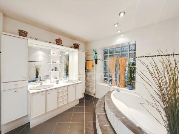 Secteur Bourgogne du Sud 2 km entrée/sortie autoroute A6 Maison à vendre de 180 m² - 6 pièces - terrain de 2 481 m² piscine !
