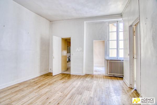Versailles Notre-Dame Appartement 4 pièces 64 m² carrez situé au 3ème et dernier étage avec greniers et cave €466 000 ** - Référence 25443