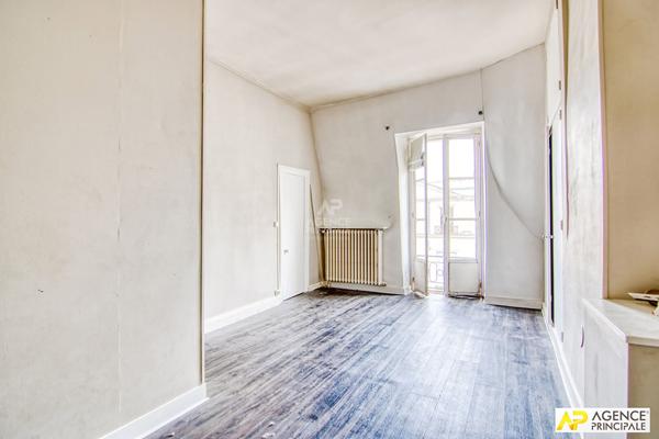 Versailles Notre-Dame Appartement 4 pièces 64 m² carrez situé au 3ème et dernier étage avec greniers et cave €466 000 ** - Référence 25443