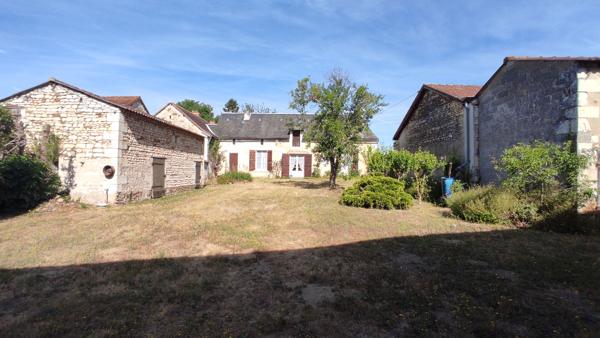 Jolie fermette à rénover située à l'ouest de Châtellerault.