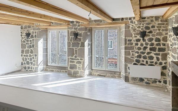 Immeuble à vendre    6 pièces •  Murat