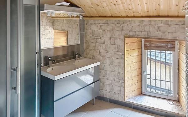 Immeuble à vendre    6 pièces •  Murat