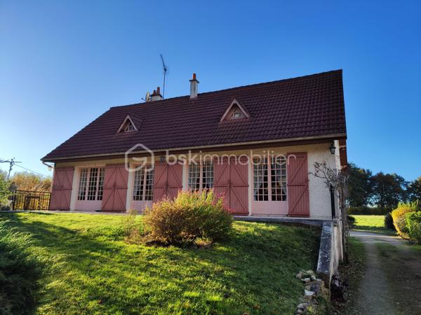 À Chanteau, aux portes d’Orléans, découvrez cette maison familiale d’environ 150 m² habitables, implantée sur un terrain de plus de 900 m².

Soyons clairs : cette maison s’adresse à des acquéreurs qui n’ont pas peur des travaux. Elle nécessite une rénovation et une remise au goût du jour, mais elle offre une base saine, de beaux volumes et surtout un potentiel particulièrement intéressant au regard de sa surface, de son terrain et de sa localisation.

Au rez-de-chaussée, vous trouverez une entrée, une cuisine, un séjour de plus de 28 m², un grand bureau de 21 m² pouvant évoluer selon vos besoins, une chambre, une salle de bains et un WC.

À l’étage, la maison propose trois espaces à exploiter : une grande chambre, une petite pièce sans ouverture pouvant servir de dressing, de bureau ou de rangement, ainsi qu’un espace de type grenier déjà isolé, plaqué, chauffé et équipé d’une fenêtre. Les peintures et les finitions restent à réaliser.

La maison dispose également d’un sous-sol complet de près de 100 m², comprenant un garage, un atelier, une buanderie et une chaufferie.

Des devis de rénovation ont déjà été réalisés afin de permettre aux futurs acquéreurs de mieux se projeter et d’estimer leur budget travaux.

Cette maison représente une véritable opportunité pour une famille, un artisan ou des acquéreurs recherchant une grande surface aux portes d’Orléans, avec la possibilité de créer un intérieur entièrement à leur image.

150 m² habitables, plus de 900 m² de terrain, un sous-sol complet et un prix tenant compte des travaux à prévoir : une occasion rare à Chanteau pour ceux qui souhaitent retrousser leurs manches et donner une seconde vie à cette maison.