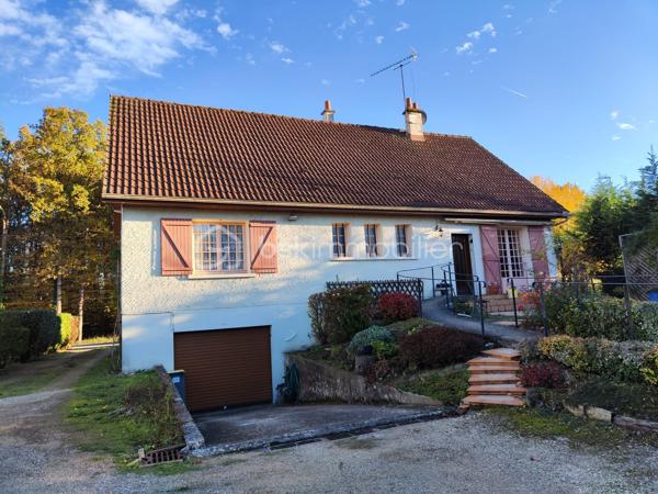 À Chanteau, aux portes d’Orléans, découvrez cette maison familiale d’environ 150 m² habitables, implantée sur un terrain de plus de 900 m².

Soyons clairs : cette maison s’adresse à des acquéreurs qui n’ont pas peur des travaux. Elle nécessite une rénovation et une remise au goût du jour, mais elle offre une base saine, de beaux volumes et surtout un potentiel particulièrement intéressant au regard de sa surface, de son terrain et de sa localisation.

Au rez-de-chaussée, vous trouverez une entrée, une cuisine, un séjour de plus de 28 m², un grand bureau de 21 m² pouvant évoluer selon vos besoins, une chambre, une salle de bains et un WC.

À l’étage, la maison propose trois espaces à exploiter : une grande chambre, une petite pièce sans ouverture pouvant servir de dressing, de bureau ou de rangement, ainsi qu’un espace de type grenier déjà isolé, plaqué, chauffé et équipé d’une fenêtre. Les peintures et les finitions restent à réaliser.

La maison dispose également d’un sous-sol complet de près de 100 m², comprenant un garage, un atelier, une buanderie et une chaufferie.

Des devis de rénovation ont déjà été réalisés afin de permettre aux futurs acquéreurs de mieux se projeter et d’estimer leur budget travaux.

Cette maison représente une véritable opportunité pour une famille, un artisan ou des acquéreurs recherchant une grande surface aux portes d’Orléans, avec la possibilité de créer un intérieur entièrement à leur image.

150 m² habitables, plus de 900 m² de terrain, un sous-sol complet et un prix tenant compte des travaux à prévoir : une occasion rare à Chanteau pour ceux qui souhaitent retrousser leurs manches et donner une seconde vie à cette maison.
