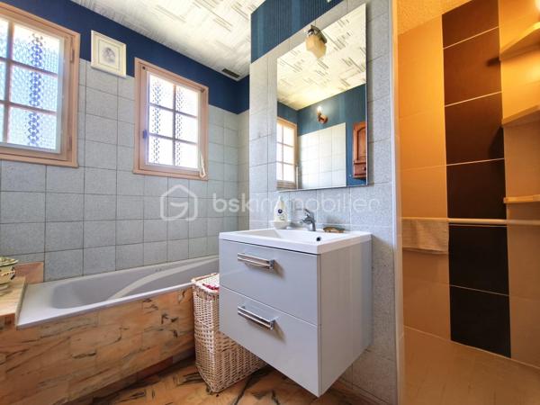 À Chanteau, aux portes d’Orléans, découvrez cette maison familiale d’environ 150 m² habitables, implantée sur un terrain de plus de 900 m².

Soyons clairs : cette maison s’adresse à des acquéreurs qui n’ont pas peur des travaux. Elle nécessite une rénovation et une remise au goût du jour, mais elle offre une base saine, de beaux volumes et surtout un potentiel particulièrement intéressant au regard de sa surface, de son terrain et de sa localisation.

Au rez-de-chaussée, vous trouverez une entrée, une cuisine, un séjour de plus de 28 m², un grand bureau de 21 m² pouvant évoluer selon vos besoins, une chambre, une salle de bains et un WC.

À l’étage, la maison propose trois espaces à exploiter : une grande chambre, une petite pièce sans ouverture pouvant servir de dressing, de bureau ou de rangement, ainsi qu’un espace de type grenier déjà isolé, plaqué, chauffé et équipé d’une fenêtre. Les peintures et les finitions restent à réaliser.

La maison dispose également d’un sous-sol complet de près de 100 m², comprenant un garage, un atelier, une buanderie et une chaufferie.

Des devis de rénovation ont déjà été réalisés afin de permettre aux futurs acquéreurs de mieux se projeter et d’estimer leur budget travaux.

Cette maison représente une véritable opportunité pour une famille, un artisan ou des acquéreurs recherchant une grande surface aux portes d’Orléans, avec la possibilité de créer un intérieur entièrement à leur image.

150 m² habitables, plus de 900 m² de terrain, un sous-sol complet et un prix tenant compte des travaux à prévoir : une occasion rare à Chanteau pour ceux qui souhaitent retrousser leurs manches et donner une seconde vie à cette maison.
