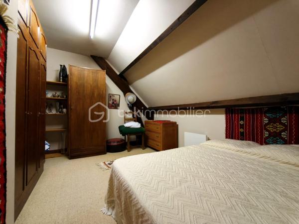 À Chanteau, aux portes d’Orléans, découvrez cette maison familiale d’environ 150 m² habitables, implantée sur un terrain de plus de 900 m².

Soyons clairs : cette maison s’adresse à des acquéreurs qui n’ont pas peur des travaux. Elle nécessite une rénovation et une remise au goût du jour, mais elle offre une base saine, de beaux volumes et surtout un potentiel particulièrement intéressant au regard de sa surface, de son terrain et de sa localisation.

Au rez-de-chaussée, vous trouverez une entrée, une cuisine, un séjour de plus de 28 m², un grand bureau de 21 m² pouvant évoluer selon vos besoins, une chambre, une salle de bains et un WC.

À l’étage, la maison propose trois espaces à exploiter : une grande chambre, une petite pièce sans ouverture pouvant servir de dressing, de bureau ou de rangement, ainsi qu’un espace de type grenier déjà isolé, plaqué, chauffé et équipé d’une fenêtre. Les peintures et les finitions restent à réaliser.

La maison dispose également d’un sous-sol complet de près de 100 m², comprenant un garage, un atelier, une buanderie et une chaufferie.

Des devis de rénovation ont déjà été réalisés afin de permettre aux futurs acquéreurs de mieux se projeter et d’estimer leur budget travaux.

Cette maison représente une véritable opportunité pour une famille, un artisan ou des acquéreurs recherchant une grande surface aux portes d’Orléans, avec la possibilité de créer un intérieur entièrement à leur image.

150 m² habitables, plus de 900 m² de terrain, un sous-sol complet et un prix tenant compte des travaux à prévoir : une occasion rare à Chanteau pour ceux qui souhaitent retrousser leurs manches et donner une seconde vie à cette maison.