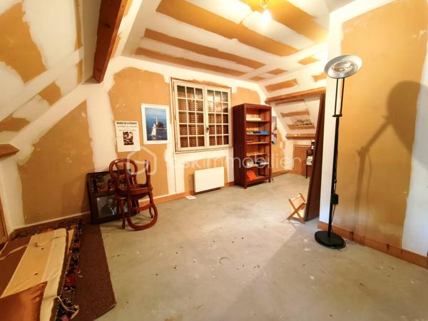 À Chanteau, aux portes d’Orléans, découvrez cette maison familiale d’environ 150 m² habitables, implantée sur un terrain de plus de 900 m².

Soyons clairs : cette maison s’adresse à des acquéreurs qui n’ont pas peur des travaux. Elle nécessite une rénovation et une remise au goût du jour, mais elle offre une base saine, de beaux volumes et surtout un potentiel particulièrement intéressant au regard de sa surface, de son terrain et de sa localisation.

Au rez-de-chaussée, vous trouverez une entrée, une cuisine, un séjour de plus de 28 m², un grand bureau de 21 m² pouvant évoluer selon vos besoins, une chambre, une salle de bains et un WC.

À l’étage, la maison propose trois espaces à exploiter : une grande chambre, une petite pièce sans ouverture pouvant servir de dressing, de bureau ou de rangement, ainsi qu’un espace de type grenier déjà isolé, plaqué, chauffé et équipé d’une fenêtre. Les peintures et les finitions restent à réaliser.

La maison dispose également d’un sous-sol complet de près de 100 m², comprenant un garage, un atelier, une buanderie et une chaufferie.

Des devis de rénovation ont déjà été réalisés afin de permettre aux futurs acquéreurs de mieux se projeter et d’estimer leur budget travaux.

Cette maison représente une véritable opportunité pour une famille, un artisan ou des acquéreurs recherchant une grande surface aux portes d’Orléans, avec la possibilité de créer un intérieur entièrement à leur image.

150 m² habitables, plus de 900 m² de terrain, un sous-sol complet et un prix tenant compte des travaux à prévoir : une occasion rare à Chanteau pour ceux qui souhaitent retrousser leurs manches et donner une seconde vie à cette maison.