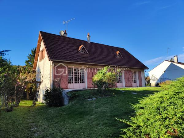 À Chanteau, aux portes d’Orléans, découvrez cette maison familiale d’environ 150 m² habitables, implantée sur un terrain de plus de 900 m².

Soyons clairs : cette maison s’adresse à des acquéreurs qui n’ont pas peur des travaux. Elle nécessite une rénovation et une remise au goût du jour, mais elle offre une base saine, de beaux volumes et surtout un potentiel particulièrement intéressant au regard de sa surface, de son terrain et de sa localisation.

Au rez-de-chaussée, vous trouverez une entrée, une cuisine, un séjour de plus de 28 m², un grand bureau de 21 m² pouvant évoluer selon vos besoins, une chambre, une salle de bains et un WC.

À l’étage, la maison propose trois espaces à exploiter : une grande chambre, une petite pièce sans ouverture pouvant servir de dressing, de bureau ou de rangement, ainsi qu’un espace de type grenier déjà isolé, plaqué, chauffé et équipé d’une fenêtre. Les peintures et les finitions restent à réaliser.

La maison dispose également d’un sous-sol complet de près de 100 m², comprenant un garage, un atelier, une buanderie et une chaufferie.

Des devis de rénovation ont déjà été réalisés afin de permettre aux futurs acquéreurs de mieux se projeter et d’estimer leur budget travaux.

Cette maison représente une véritable opportunité pour une famille, un artisan ou des acquéreurs recherchant une grande surface aux portes d’Orléans, avec la possibilité de créer un intérieur entièrement à leur image.

150 m² habitables, plus de 900 m² de terrain, un sous-sol complet et un prix tenant compte des travaux à prévoir : une occasion rare à Chanteau pour ceux qui souhaitent retrousser leurs manches et donner une seconde vie à cette maison.