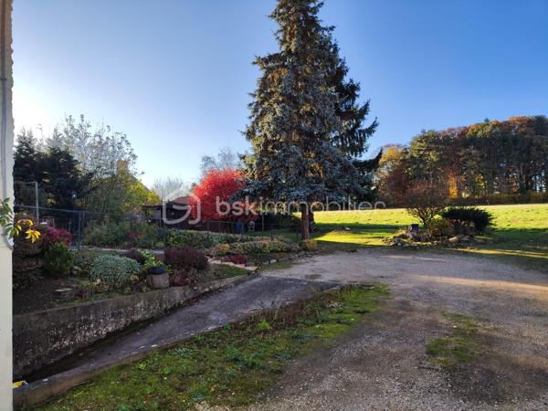 À Chanteau, aux portes d’Orléans, découvrez cette maison familiale d’environ 150 m² habitables, implantée sur un terrain de plus de 900 m².

Soyons clairs : cette maison s’adresse à des acquéreurs qui n’ont pas peur des travaux. Elle nécessite une rénovation et une remise au goût du jour, mais elle offre une base saine, de beaux volumes et surtout un potentiel particulièrement intéressant au regard de sa surface, de son terrain et de sa localisation.

Au rez-de-chaussée, vous trouverez une entrée, une cuisine, un séjour de plus de 28 m², un grand bureau de 21 m² pouvant évoluer selon vos besoins, une chambre, une salle de bains et un WC.

À l’étage, la maison propose trois espaces à exploiter : une grande chambre, une petite pièce sans ouverture pouvant servir de dressing, de bureau ou de rangement, ainsi qu’un espace de type grenier déjà isolé, plaqué, chauffé et équipé d’une fenêtre. Les peintures et les finitions restent à réaliser.

La maison dispose également d’un sous-sol complet de près de 100 m², comprenant un garage, un atelier, une buanderie et une chaufferie.

Des devis de rénovation ont déjà été réalisés afin de permettre aux futurs acquéreurs de mieux se projeter et d’estimer leur budget travaux.

Cette maison représente une véritable opportunité pour une famille, un artisan ou des acquéreurs recherchant une grande surface aux portes d’Orléans, avec la possibilité de créer un intérieur entièrement à leur image.

150 m² habitables, plus de 900 m² de terrain, un sous-sol complet et un prix tenant compte des travaux à prévoir : une occasion rare à Chanteau pour ceux qui souhaitent retrousser leurs manches et donner une seconde vie à cette maison.
