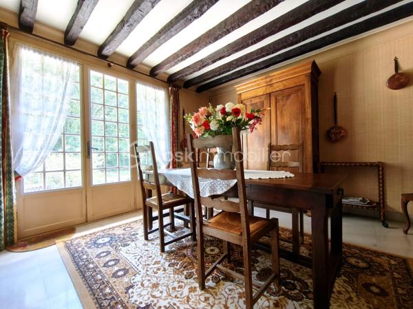 À Chanteau, aux portes d’Orléans, découvrez cette maison familiale d’environ 150 m² habitables, implantée sur un terrain de plus de 900 m².

Soyons clairs : cette maison s’adresse à des acquéreurs qui n’ont pas peur des travaux. Elle nécessite une rénovation et une remise au goût du jour, mais elle offre une base saine, de beaux volumes et surtout un potentiel particulièrement intéressant au regard de sa surface, de son terrain et de sa localisation.

Au rez-de-chaussée, vous trouverez une entrée, une cuisine, un séjour de plus de 28 m², un grand bureau de 21 m² pouvant évoluer selon vos besoins, une chambre, une salle de bains et un WC.

À l’étage, la maison propose trois espaces à exploiter : une grande chambre, une petite pièce sans ouverture pouvant servir de dressing, de bureau ou de rangement, ainsi qu’un espace de type grenier déjà isolé, plaqué, chauffé et équipé d’une fenêtre. Les peintures et les finitions restent à réaliser.

La maison dispose également d’un sous-sol complet de près de 100 m², comprenant un garage, un atelier, une buanderie et une chaufferie.

Des devis de rénovation ont déjà été réalisés afin de permettre aux futurs acquéreurs de mieux se projeter et d’estimer leur budget travaux.

Cette maison représente une véritable opportunité pour une famille, un artisan ou des acquéreurs recherchant une grande surface aux portes d’Orléans, avec la possibilité de créer un intérieur entièrement à leur image.

150 m² habitables, plus de 900 m² de terrain, un sous-sol complet et un prix tenant compte des travaux à prévoir : une occasion rare à Chanteau pour ceux qui souhaitent retrousser leurs manches et donner une seconde vie à cette maison.