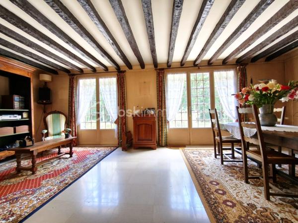 À Chanteau, aux portes d’Orléans, découvrez cette maison familiale d’environ 150 m² habitables, implantée sur un terrain de plus de 900 m².

Soyons clairs : cette maison s’adresse à des acquéreurs qui n’ont pas peur des travaux. Elle nécessite une rénovation et une remise au goût du jour, mais elle offre une base saine, de beaux volumes et surtout un potentiel particulièrement intéressant au regard de sa surface, de son terrain et de sa localisation.

Au rez-de-chaussée, vous trouverez une entrée, une cuisine, un séjour de plus de 28 m², un grand bureau de 21 m² pouvant évoluer selon vos besoins, une chambre, une salle de bains et un WC.

À l’étage, la maison propose trois espaces à exploiter : une grande chambre, une petite pièce sans ouverture pouvant servir de dressing, de bureau ou de rangement, ainsi qu’un espace de type grenier déjà isolé, plaqué, chauffé et équipé d’une fenêtre. Les peintures et les finitions restent à réaliser.

La maison dispose également d’un sous-sol complet de près de 100 m², comprenant un garage, un atelier, une buanderie et une chaufferie.

Des devis de rénovation ont déjà été réalisés afin de permettre aux futurs acquéreurs de mieux se projeter et d’estimer leur budget travaux.

Cette maison représente une véritable opportunité pour une famille, un artisan ou des acquéreurs recherchant une grande surface aux portes d’Orléans, avec la possibilité de créer un intérieur entièrement à leur image.

150 m² habitables, plus de 900 m² de terrain, un sous-sol complet et un prix tenant compte des travaux à prévoir : une occasion rare à Chanteau pour ceux qui souhaitent retrousser leurs manches et donner une seconde vie à cette maison.