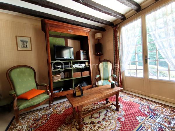 À Chanteau, aux portes d’Orléans, découvrez cette maison familiale d’environ 150 m² habitables, implantée sur un terrain de plus de 900 m².

Soyons clairs : cette maison s’adresse à des acquéreurs qui n’ont pas peur des travaux. Elle nécessite une rénovation et une remise au goût du jour, mais elle offre une base saine, de beaux volumes et surtout un potentiel particulièrement intéressant au regard de sa surface, de son terrain et de sa localisation.

Au rez-de-chaussée, vous trouverez une entrée, une cuisine, un séjour de plus de 28 m², un grand bureau de 21 m² pouvant évoluer selon vos besoins, une chambre, une salle de bains et un WC.

À l’étage, la maison propose trois espaces à exploiter : une grande chambre, une petite pièce sans ouverture pouvant servir de dressing, de bureau ou de rangement, ainsi qu’un espace de type grenier déjà isolé, plaqué, chauffé et équipé d’une fenêtre. Les peintures et les finitions restent à réaliser.

La maison dispose également d’un sous-sol complet de près de 100 m², comprenant un garage, un atelier, une buanderie et une chaufferie.

Des devis de rénovation ont déjà été réalisés afin de permettre aux futurs acquéreurs de mieux se projeter et d’estimer leur budget travaux.

Cette maison représente une véritable opportunité pour une famille, un artisan ou des acquéreurs recherchant une grande surface aux portes d’Orléans, avec la possibilité de créer un intérieur entièrement à leur image.

150 m² habitables, plus de 900 m² de terrain, un sous-sol complet et un prix tenant compte des travaux à prévoir : une occasion rare à Chanteau pour ceux qui souhaitent retrousser leurs manches et donner une seconde vie à cette maison.