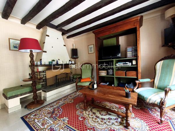 À Chanteau, aux portes d’Orléans, découvrez cette maison familiale d’environ 150 m² habitables, implantée sur un terrain de plus de 900 m².

Soyons clairs : cette maison s’adresse à des acquéreurs qui n’ont pas peur des travaux. Elle nécessite une rénovation et une remise au goût du jour, mais elle offre une base saine, de beaux volumes et surtout un potentiel particulièrement intéressant au regard de sa surface, de son terrain et de sa localisation.

Au rez-de-chaussée, vous trouverez une entrée, une cuisine, un séjour de plus de 28 m², un grand bureau de 21 m² pouvant évoluer selon vos besoins, une chambre, une salle de bains et un WC.

À l’étage, la maison propose trois espaces à exploiter : une grande chambre, une petite pièce sans ouverture pouvant servir de dressing, de bureau ou de rangement, ainsi qu’un espace de type grenier déjà isolé, plaqué, chauffé et équipé d’une fenêtre. Les peintures et les finitions restent à réaliser.

La maison dispose également d’un sous-sol complet de près de 100 m², comprenant un garage, un atelier, une buanderie et une chaufferie.

Des devis de rénovation ont déjà été réalisés afin de permettre aux futurs acquéreurs de mieux se projeter et d’estimer leur budget travaux.

Cette maison représente une véritable opportunité pour une famille, un artisan ou des acquéreurs recherchant une grande surface aux portes d’Orléans, avec la possibilité de créer un intérieur entièrement à leur image.

150 m² habitables, plus de 900 m² de terrain, un sous-sol complet et un prix tenant compte des travaux à prévoir : une occasion rare à Chanteau pour ceux qui souhaitent retrousser leurs manches et donner une seconde vie à cette maison.