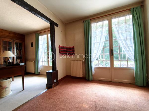 À Chanteau, aux portes d’Orléans, découvrez cette maison familiale d’environ 150 m² habitables, implantée sur un terrain de plus de 900 m².

Soyons clairs : cette maison s’adresse à des acquéreurs qui n’ont pas peur des travaux. Elle nécessite une rénovation et une remise au goût du jour, mais elle offre une base saine, de beaux volumes et surtout un potentiel particulièrement intéressant au regard de sa surface, de son terrain et de sa localisation.

Au rez-de-chaussée, vous trouverez une entrée, une cuisine, un séjour de plus de 28 m², un grand bureau de 21 m² pouvant évoluer selon vos besoins, une chambre, une salle de bains et un WC.

À l’étage, la maison propose trois espaces à exploiter : une grande chambre, une petite pièce sans ouverture pouvant servir de dressing, de bureau ou de rangement, ainsi qu’un espace de type grenier déjà isolé, plaqué, chauffé et équipé d’une fenêtre. Les peintures et les finitions restent à réaliser.

La maison dispose également d’un sous-sol complet de près de 100 m², comprenant un garage, un atelier, une buanderie et une chaufferie.

Des devis de rénovation ont déjà été réalisés afin de permettre aux futurs acquéreurs de mieux se projeter et d’estimer leur budget travaux.

Cette maison représente une véritable opportunité pour une famille, un artisan ou des acquéreurs recherchant une grande surface aux portes d’Orléans, avec la possibilité de créer un intérieur entièrement à leur image.

150 m² habitables, plus de 900 m² de terrain, un sous-sol complet et un prix tenant compte des travaux à prévoir : une occasion rare à Chanteau pour ceux qui souhaitent retrousser leurs manches et donner une seconde vie à cette maison.