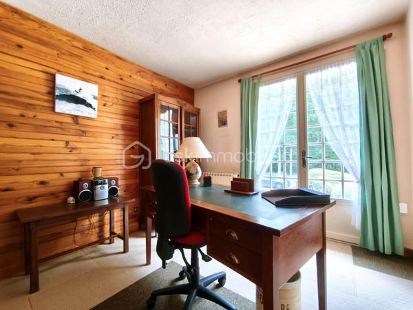À Chanteau, aux portes d’Orléans, découvrez cette maison familiale d’environ 150 m² habitables, implantée sur un terrain de plus de 900 m².

Soyons clairs : cette maison s’adresse à des acquéreurs qui n’ont pas peur des travaux. Elle nécessite une rénovation et une remise au goût du jour, mais elle offre une base saine, de beaux volumes et surtout un potentiel particulièrement intéressant au regard de sa surface, de son terrain et de sa localisation.

Au rez-de-chaussée, vous trouverez une entrée, une cuisine, un séjour de plus de 28 m², un grand bureau de 21 m² pouvant évoluer selon vos besoins, une chambre, une salle de bains et un WC.

À l’étage, la maison propose trois espaces à exploiter : une grande chambre, une petite pièce sans ouverture pouvant servir de dressing, de bureau ou de rangement, ainsi qu’un espace de type grenier déjà isolé, plaqué, chauffé et équipé d’une fenêtre. Les peintures et les finitions restent à réaliser.

La maison dispose également d’un sous-sol complet de près de 100 m², comprenant un garage, un atelier, une buanderie et une chaufferie.

Des devis de rénovation ont déjà été réalisés afin de permettre aux futurs acquéreurs de mieux se projeter et d’estimer leur budget travaux.

Cette maison représente une véritable opportunité pour une famille, un artisan ou des acquéreurs recherchant une grande surface aux portes d’Orléans, avec la possibilité de créer un intérieur entièrement à leur image.

150 m² habitables, plus de 900 m² de terrain, un sous-sol complet et un prix tenant compte des travaux à prévoir : une occasion rare à Chanteau pour ceux qui souhaitent retrousser leurs manches et donner une seconde vie à cette maison.