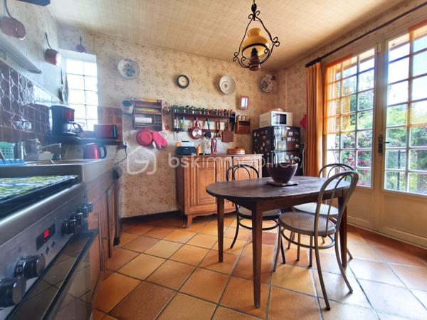 À Chanteau, aux portes d’Orléans, découvrez cette maison familiale d’environ 150 m² habitables, implantée sur un terrain de plus de 900 m².

Soyons clairs : cette maison s’adresse à des acquéreurs qui n’ont pas peur des travaux. Elle nécessite une rénovation et une remise au goût du jour, mais elle offre une base saine, de beaux volumes et surtout un potentiel particulièrement intéressant au regard de sa surface, de son terrain et de sa localisation.

Au rez-de-chaussée, vous trouverez une entrée, une cuisine, un séjour de plus de 28 m², un grand bureau de 21 m² pouvant évoluer selon vos besoins, une chambre, une salle de bains et un WC.

À l’étage, la maison propose trois espaces à exploiter : une grande chambre, une petite pièce sans ouverture pouvant servir de dressing, de bureau ou de rangement, ainsi qu’un espace de type grenier déjà isolé, plaqué, chauffé et équipé d’une fenêtre. Les peintures et les finitions restent à réaliser.

La maison dispose également d’un sous-sol complet de près de 100 m², comprenant un garage, un atelier, une buanderie et une chaufferie.

Des devis de rénovation ont déjà été réalisés afin de permettre aux futurs acquéreurs de mieux se projeter et d’estimer leur budget travaux.

Cette maison représente une véritable opportunité pour une famille, un artisan ou des acquéreurs recherchant une grande surface aux portes d’Orléans, avec la possibilité de créer un intérieur entièrement à leur image.

150 m² habitables, plus de 900 m² de terrain, un sous-sol complet et un prix tenant compte des travaux à prévoir : une occasion rare à Chanteau pour ceux qui souhaitent retrousser leurs manches et donner une seconde vie à cette maison.