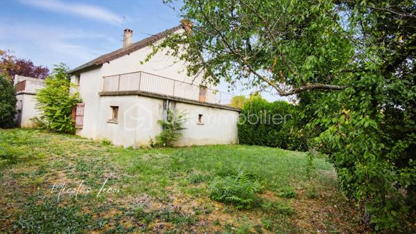 À Blet, découvrez cet ensemble immobilier d’environ 235 m², composé de deux logements disposant chacun de leur entrée indépendante, de leur propre extérieur et de leur garage.
Un bien qui offre de nombreuses possibilités, aussi bien pour un investissement locatif que pour un projet familial, une résidence principale avec logement indépendant, ou encore une activité de location saisonnière sous réserve des autorisations nécessaires.

- Le premier logement d'environ 165 m², se présente comme une maison avec terrasse et jardin. Elle dispose au rez-de-chaussée de plusieurs volumes généreux, d'une cuisine, de deux chambres, d'une salle d'eau avec double douche et WC. À l'étage, une vaste pièce bénéficie également d'un accès à une terrasse.

- Le second logement, un appartement d'environ 71 m², accessible par une entrée totalement indépendante se compose d'un dégagement, d'une cuisine, d'une pièce de vie donnant sur une terrasse, de deux chambres ainsi que d'une salle de bains avec WC.

Deux garages complètent l'ensemble, soit un garage pour chacun des logements.

Chaque logement dispose par ailleurs de son propre compteur d'eau et de son propre compteur électrique, permettant une séparation des consommations entre les deux parties.

L'ensemble nécessite d'importants travaux de rénovation afin de retrouver un niveau d'habitabilité satisfaisant, notamment concernant l'installation électrique et l'assainissement, ainsi que différents travaux de rénovation intérieure et le mode de chauffage.

La configuration et les volumes permettent toutefois d'envisager une réorganisation complète des espaces. 
Certaines pièces pourraient notamment être transformées en chambres supplémentaires selon le projet envisagé.

Avec ses deux logements indépendants, ses deux garages, ses terrasses et son jardin, ce bien constitue une base intéressante pour un projet de rénovation et de valorisation.

À découvrir pour celles et ceux à la recherche d'un bien offrant de beaux volumes et un véritable potentiel après rénovation.
