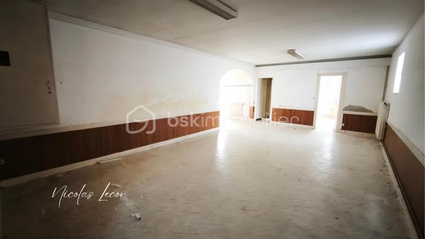 À Blet, découvrez cet ensemble immobilier d’environ 235 m², composé de deux logements disposant chacun de leur entrée indépendante, de leur propre extérieur et de leur garage.
Un bien qui offre de nombreuses possibilités, aussi bien pour un investissement locatif que pour un projet familial, une résidence principale avec logement indépendant, ou encore une activité de location saisonnière sous réserve des autorisations nécessaires.

- Le premier logement d'environ 165 m², se présente comme une maison avec terrasse et jardin. Elle dispose au rez-de-chaussée de plusieurs volumes généreux, d'une cuisine, de deux chambres, d'une salle d'eau avec double douche et WC. À l'étage, une vaste pièce bénéficie également d'un accès à une terrasse.

- Le second logement, un appartement d'environ 71 m², accessible par une entrée totalement indépendante se compose d'un dégagement, d'une cuisine, d'une pièce de vie donnant sur une terrasse, de deux chambres ainsi que d'une salle de bains avec WC.

Deux garages complètent l'ensemble, soit un garage pour chacun des logements.

Chaque logement dispose par ailleurs de son propre compteur d'eau et de son propre compteur électrique, permettant une séparation des consommations entre les deux parties.

L'ensemble nécessite d'importants travaux de rénovation afin de retrouver un niveau d'habitabilité satisfaisant, notamment concernant l'installation électrique et l'assainissement, ainsi que différents travaux de rénovation intérieure et le mode de chauffage.

La configuration et les volumes permettent toutefois d'envisager une réorganisation complète des espaces. 
Certaines pièces pourraient notamment être transformées en chambres supplémentaires selon le projet envisagé.

Avec ses deux logements indépendants, ses deux garages, ses terrasses et son jardin, ce bien constitue une base intéressante pour un projet de rénovation et de valorisation.

À découvrir pour celles et ceux à la recherche d'un bien offrant de beaux volumes et un véritable potentiel après rénovation.