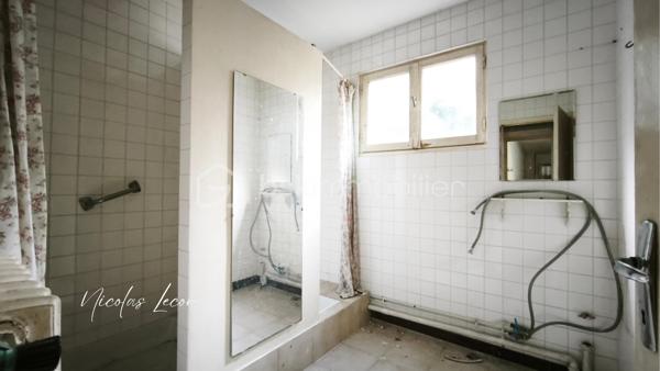 À Blet, découvrez cet ensemble immobilier d’environ 235 m², composé de deux logements disposant chacun de leur entrée indépendante, de leur propre extérieur et de leur garage.
Un bien qui offre de nombreuses possibilités, aussi bien pour un investissement locatif que pour un projet familial, une résidence principale avec logement indépendant, ou encore une activité de location saisonnière sous réserve des autorisations nécessaires.

- Le premier logement d'environ 165 m², se présente comme une maison avec terrasse et jardin. Elle dispose au rez-de-chaussée de plusieurs volumes généreux, d'une cuisine, de deux chambres, d'une salle d'eau avec double douche et WC. À l'étage, une vaste pièce bénéficie également d'un accès à une terrasse.

- Le second logement, un appartement d'environ 71 m², accessible par une entrée totalement indépendante se compose d'un dégagement, d'une cuisine, d'une pièce de vie donnant sur une terrasse, de deux chambres ainsi que d'une salle de bains avec WC.

Deux garages complètent l'ensemble, soit un garage pour chacun des logements.

Chaque logement dispose par ailleurs de son propre compteur d'eau et de son propre compteur électrique, permettant une séparation des consommations entre les deux parties.

L'ensemble nécessite d'importants travaux de rénovation afin de retrouver un niveau d'habitabilité satisfaisant, notamment concernant l'installation électrique et l'assainissement, ainsi que différents travaux de rénovation intérieure et le mode de chauffage.

La configuration et les volumes permettent toutefois d'envisager une réorganisation complète des espaces. 
Certaines pièces pourraient notamment être transformées en chambres supplémentaires selon le projet envisagé.

Avec ses deux logements indépendants, ses deux garages, ses terrasses et son jardin, ce bien constitue une base intéressante pour un projet de rénovation et de valorisation.

À découvrir pour celles et ceux à la recherche d'un bien offrant de beaux volumes et un véritable potentiel après rénovation.