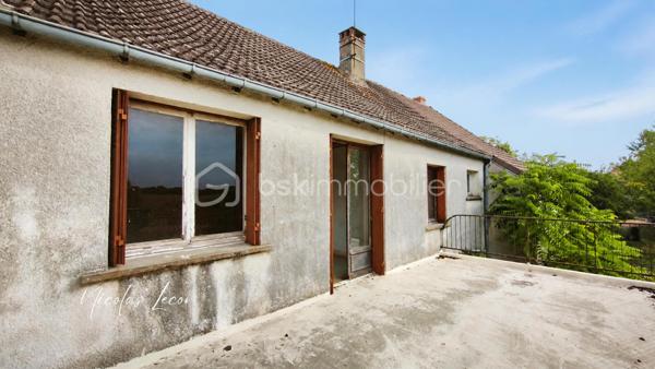 À Blet, découvrez cet ensemble immobilier d’environ 235 m², composé de deux logements disposant chacun de leur entrée indépendante, de leur propre extérieur et de leur garage.
Un bien qui offre de nombreuses possibilités, aussi bien pour un investissement locatif que pour un projet familial, une résidence principale avec logement indépendant, ou encore une activité de location saisonnière sous réserve des autorisations nécessaires.

- Le premier logement d'environ 165 m², se présente comme une maison avec terrasse et jardin. Elle dispose au rez-de-chaussée de plusieurs volumes généreux, d'une cuisine, de deux chambres, d'une salle d'eau avec double douche et WC. À l'étage, une vaste pièce bénéficie également d'un accès à une terrasse.

- Le second logement, un appartement d'environ 71 m², accessible par une entrée totalement indépendante se compose d'un dégagement, d'une cuisine, d'une pièce de vie donnant sur une terrasse, de deux chambres ainsi que d'une salle de bains avec WC.

Deux garages complètent l'ensemble, soit un garage pour chacun des logements.

Chaque logement dispose par ailleurs de son propre compteur d'eau et de son propre compteur électrique, permettant une séparation des consommations entre les deux parties.

L'ensemble nécessite d'importants travaux de rénovation afin de retrouver un niveau d'habitabilité satisfaisant, notamment concernant l'installation électrique et l'assainissement, ainsi que différents travaux de rénovation intérieure et le mode de chauffage.

La configuration et les volumes permettent toutefois d'envisager une réorganisation complète des espaces. 
Certaines pièces pourraient notamment être transformées en chambres supplémentaires selon le projet envisagé.

Avec ses deux logements indépendants, ses deux garages, ses terrasses et son jardin, ce bien constitue une base intéressante pour un projet de rénovation et de valorisation.

À découvrir pour celles et ceux à la recherche d'un bien offrant de beaux volumes et un véritable potentiel après rénovation.