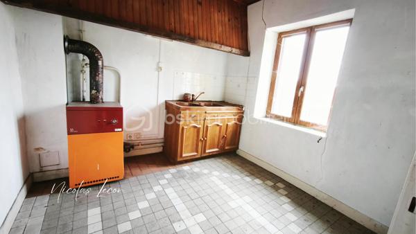 À Blet, découvrez cet ensemble immobilier d’environ 235 m², composé de deux logements disposant chacun de leur entrée indépendante, de leur propre extérieur et de leur garage.
Un bien qui offre de nombreuses possibilités, aussi bien pour un investissement locatif que pour un projet familial, une résidence principale avec logement indépendant, ou encore une activité de location saisonnière sous réserve des autorisations nécessaires.

- Le premier logement d'environ 165 m², se présente comme une maison avec terrasse et jardin. Elle dispose au rez-de-chaussée de plusieurs volumes généreux, d'une cuisine, de deux chambres, d'une salle d'eau avec double douche et WC. À l'étage, une vaste pièce bénéficie également d'un accès à une terrasse.

- Le second logement, un appartement d'environ 71 m², accessible par une entrée totalement indépendante se compose d'un dégagement, d'une cuisine, d'une pièce de vie donnant sur une terrasse, de deux chambres ainsi que d'une salle de bains avec WC.

Deux garages complètent l'ensemble, soit un garage pour chacun des logements.

Chaque logement dispose par ailleurs de son propre compteur d'eau et de son propre compteur électrique, permettant une séparation des consommations entre les deux parties.

L'ensemble nécessite d'importants travaux de rénovation afin de retrouver un niveau d'habitabilité satisfaisant, notamment concernant l'installation électrique et l'assainissement, ainsi que différents travaux de rénovation intérieure et le mode de chauffage.

La configuration et les volumes permettent toutefois d'envisager une réorganisation complète des espaces. 
Certaines pièces pourraient notamment être transformées en chambres supplémentaires selon le projet envisagé.

Avec ses deux logements indépendants, ses deux garages, ses terrasses et son jardin, ce bien constitue une base intéressante pour un projet de rénovation et de valorisation.

À découvrir pour celles et ceux à la recherche d'un bien offrant de beaux volumes et un véritable potentiel après rénovation.