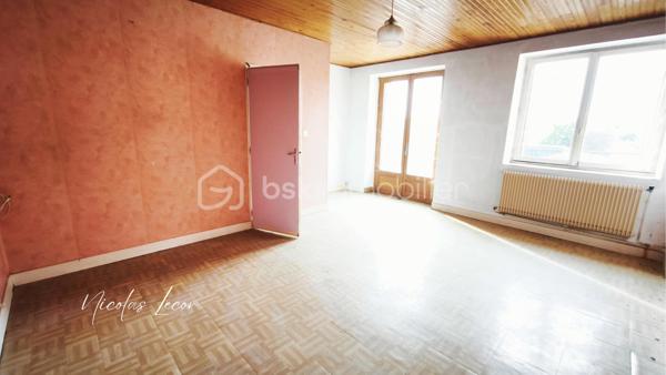 À Blet, découvrez cet ensemble immobilier d’environ 235 m², composé de deux logements disposant chacun de leur entrée indépendante, de leur propre extérieur et de leur garage.
Un bien qui offre de nombreuses possibilités, aussi bien pour un investissement locatif que pour un projet familial, une résidence principale avec logement indépendant, ou encore une activité de location saisonnière sous réserve des autorisations nécessaires.

- Le premier logement d'environ 165 m², se présente comme une maison avec terrasse et jardin. Elle dispose au rez-de-chaussée de plusieurs volumes généreux, d'une cuisine, de deux chambres, d'une salle d'eau avec double douche et WC. À l'étage, une vaste pièce bénéficie également d'un accès à une terrasse.

- Le second logement, un appartement d'environ 71 m², accessible par une entrée totalement indépendante se compose d'un dégagement, d'une cuisine, d'une pièce de vie donnant sur une terrasse, de deux chambres ainsi que d'une salle de bains avec WC.

Deux garages complètent l'ensemble, soit un garage pour chacun des logements.

Chaque logement dispose par ailleurs de son propre compteur d'eau et de son propre compteur électrique, permettant une séparation des consommations entre les deux parties.

L'ensemble nécessite d'importants travaux de rénovation afin de retrouver un niveau d'habitabilité satisfaisant, notamment concernant l'installation électrique et l'assainissement, ainsi que différents travaux de rénovation intérieure et le mode de chauffage.

La configuration et les volumes permettent toutefois d'envisager une réorganisation complète des espaces. 
Certaines pièces pourraient notamment être transformées en chambres supplémentaires selon le projet envisagé.

Avec ses deux logements indépendants, ses deux garages, ses terrasses et son jardin, ce bien constitue une base intéressante pour un projet de rénovation et de valorisation.

À découvrir pour celles et ceux à la recherche d'un bien offrant de beaux volumes et un véritable potentiel après rénovation.