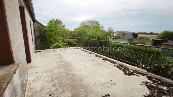 À Blet, découvrez cet ensemble immobilier d’environ 235 m², composé de deux logements disposant chacun de leur entrée indépendante, de leur propre extérieur et de leur garage.
Un bien qui offre de nombreuses possibilités, aussi bien pour un investissement locatif que pour un projet familial, une résidence principale avec logement indépendant, ou encore une activité de location saisonnière sous réserve des autorisations nécessaires.

- Le premier logement d'environ 165 m², se présente comme une maison avec terrasse et jardin. Elle dispose au rez-de-chaussée de plusieurs volumes généreux, d'une cuisine, de deux chambres, d'une salle d'eau avec double douche et WC. À l'étage, une vaste pièce bénéficie également d'un accès à une terrasse.

- Le second logement, un appartement d'environ 71 m², accessible par une entrée totalement indépendante se compose d'un dégagement, d'une cuisine, d'une pièce de vie donnant sur une terrasse, de deux chambres ainsi que d'une salle de bains avec WC.

Deux garages complètent l'ensemble, soit un garage pour chacun des logements.

Chaque logement dispose par ailleurs de son propre compteur d'eau et de son propre compteur électrique, permettant une séparation des consommations entre les deux parties.

L'ensemble nécessite d'importants travaux de rénovation afin de retrouver un niveau d'habitabilité satisfaisant, notamment concernant l'installation électrique et l'assainissement, ainsi que différents travaux de rénovation intérieure et le mode de chauffage.

La configuration et les volumes permettent toutefois d'envisager une réorganisation complète des espaces. 
Certaines pièces pourraient notamment être transformées en chambres supplémentaires selon le projet envisagé.

Avec ses deux logements indépendants, ses deux garages, ses terrasses et son jardin, ce bien constitue une base intéressante pour un projet de rénovation et de valorisation.

À découvrir pour celles et ceux à la recherche d'un bien offrant de beaux volumes et un véritable potentiel après rénovation.