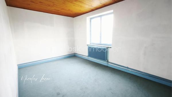 À Blet, découvrez cet ensemble immobilier d’environ 235 m², composé de deux logements disposant chacun de leur entrée indépendante, de leur propre extérieur et de leur garage.
Un bien qui offre de nombreuses possibilités, aussi bien pour un investissement locatif que pour un projet familial, une résidence principale avec logement indépendant, ou encore une activité de location saisonnière sous réserve des autorisations nécessaires.

- Le premier logement d'environ 165 m², se présente comme une maison avec terrasse et jardin. Elle dispose au rez-de-chaussée de plusieurs volumes généreux, d'une cuisine, de deux chambres, d'une salle d'eau avec double douche et WC. À l'étage, une vaste pièce bénéficie également d'un accès à une terrasse.

- Le second logement, un appartement d'environ 71 m², accessible par une entrée totalement indépendante se compose d'un dégagement, d'une cuisine, d'une pièce de vie donnant sur une terrasse, de deux chambres ainsi que d'une salle de bains avec WC.

Deux garages complètent l'ensemble, soit un garage pour chacun des logements.

Chaque logement dispose par ailleurs de son propre compteur d'eau et de son propre compteur électrique, permettant une séparation des consommations entre les deux parties.

L'ensemble nécessite d'importants travaux de rénovation afin de retrouver un niveau d'habitabilité satisfaisant, notamment concernant l'installation électrique et l'assainissement, ainsi que différents travaux de rénovation intérieure et le mode de chauffage.

La configuration et les volumes permettent toutefois d'envisager une réorganisation complète des espaces. 
Certaines pièces pourraient notamment être transformées en chambres supplémentaires selon le projet envisagé.

Avec ses deux logements indépendants, ses deux garages, ses terrasses et son jardin, ce bien constitue une base intéressante pour un projet de rénovation et de valorisation.

À découvrir pour celles et ceux à la recherche d'un bien offrant de beaux volumes et un véritable potentiel après rénovation.