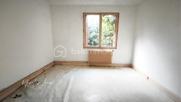 À Blet, découvrez cet ensemble immobilier d’environ 235 m², composé de deux logements disposant chacun de leur entrée indépendante, de leur propre extérieur et de leur garage.
Un bien qui offre de nombreuses possibilités, aussi bien pour un investissement locatif que pour un projet familial, une résidence principale avec logement indépendant, ou encore une activité de location saisonnière sous réserve des autorisations nécessaires.

- Le premier logement d'environ 165 m², se présente comme une maison avec terrasse et jardin. Elle dispose au rez-de-chaussée de plusieurs volumes généreux, d'une cuisine, de deux chambres, d'une salle d'eau avec double douche et WC. À l'étage, une vaste pièce bénéficie également d'un accès à une terrasse.

- Le second logement, un appartement d'environ 71 m², accessible par une entrée totalement indépendante se compose d'un dégagement, d'une cuisine, d'une pièce de vie donnant sur une terrasse, de deux chambres ainsi que d'une salle de bains avec WC.

Deux garages complètent l'ensemble, soit un garage pour chacun des logements.

Chaque logement dispose par ailleurs de son propre compteur d'eau et de son propre compteur électrique, permettant une séparation des consommations entre les deux parties.

L'ensemble nécessite d'importants travaux de rénovation afin de retrouver un niveau d'habitabilité satisfaisant, notamment concernant l'installation électrique et l'assainissement, ainsi que différents travaux de rénovation intérieure et le mode de chauffage.

La configuration et les volumes permettent toutefois d'envisager une réorganisation complète des espaces. 
Certaines pièces pourraient notamment être transformées en chambres supplémentaires selon le projet envisagé.

Avec ses deux logements indépendants, ses deux garages, ses terrasses et son jardin, ce bien constitue une base intéressante pour un projet de rénovation et de valorisation.

À découvrir pour celles et ceux à la recherche d'un bien offrant de beaux volumes et un véritable potentiel après rénovation.