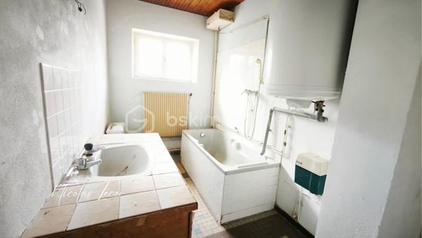 À Blet, découvrez cet ensemble immobilier d’environ 235 m², composé de deux logements disposant chacun de leur entrée indépendante, de leur propre extérieur et de leur garage.
Un bien qui offre de nombreuses possibilités, aussi bien pour un investissement locatif que pour un projet familial, une résidence principale avec logement indépendant, ou encore une activité de location saisonnière sous réserve des autorisations nécessaires.

- Le premier logement d'environ 165 m², se présente comme une maison avec terrasse et jardin. Elle dispose au rez-de-chaussée de plusieurs volumes généreux, d'une cuisine, de deux chambres, d'une salle d'eau avec double douche et WC. À l'étage, une vaste pièce bénéficie également d'un accès à une terrasse.

- Le second logement, un appartement d'environ 71 m², accessible par une entrée totalement indépendante se compose d'un dégagement, d'une cuisine, d'une pièce de vie donnant sur une terrasse, de deux chambres ainsi que d'une salle de bains avec WC.

Deux garages complètent l'ensemble, soit un garage pour chacun des logements.

Chaque logement dispose par ailleurs de son propre compteur d'eau et de son propre compteur électrique, permettant une séparation des consommations entre les deux parties.

L'ensemble nécessite d'importants travaux de rénovation afin de retrouver un niveau d'habitabilité satisfaisant, notamment concernant l'installation électrique et l'assainissement, ainsi que différents travaux de rénovation intérieure et le mode de chauffage.

La configuration et les volumes permettent toutefois d'envisager une réorganisation complète des espaces. 
Certaines pièces pourraient notamment être transformées en chambres supplémentaires selon le projet envisagé.

Avec ses deux logements indépendants, ses deux garages, ses terrasses et son jardin, ce bien constitue une base intéressante pour un projet de rénovation et de valorisation.

À découvrir pour celles et ceux à la recherche d'un bien offrant de beaux volumes et un véritable potentiel après rénovation.