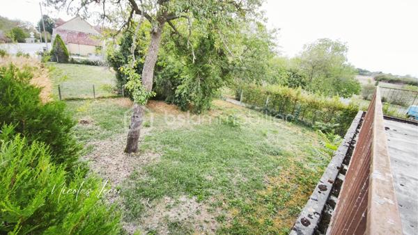 À Blet, découvrez cet ensemble immobilier d’environ 235 m², composé de deux logements disposant chacun de leur entrée indépendante, de leur propre extérieur et de leur garage.
Un bien qui offre de nombreuses possibilités, aussi bien pour un investissement locatif que pour un projet familial, une résidence principale avec logement indépendant, ou encore une activité de location saisonnière sous réserve des autorisations nécessaires.

- Le premier logement d'environ 165 m², se présente comme une maison avec terrasse et jardin. Elle dispose au rez-de-chaussée de plusieurs volumes généreux, d'une cuisine, de deux chambres, d'une salle d'eau avec double douche et WC. À l'étage, une vaste pièce bénéficie également d'un accès à une terrasse.

- Le second logement, un appartement d'environ 71 m², accessible par une entrée totalement indépendante se compose d'un dégagement, d'une cuisine, d'une pièce de vie donnant sur une terrasse, de deux chambres ainsi que d'une salle de bains avec WC.

Deux garages complètent l'ensemble, soit un garage pour chacun des logements.

Chaque logement dispose par ailleurs de son propre compteur d'eau et de son propre compteur électrique, permettant une séparation des consommations entre les deux parties.

L'ensemble nécessite d'importants travaux de rénovation afin de retrouver un niveau d'habitabilité satisfaisant, notamment concernant l'installation électrique et l'assainissement, ainsi que différents travaux de rénovation intérieure et le mode de chauffage.

La configuration et les volumes permettent toutefois d'envisager une réorganisation complète des espaces. 
Certaines pièces pourraient notamment être transformées en chambres supplémentaires selon le projet envisagé.

Avec ses deux logements indépendants, ses deux garages, ses terrasses et son jardin, ce bien constitue une base intéressante pour un projet de rénovation et de valorisation.

À découvrir pour celles et ceux à la recherche d'un bien offrant de beaux volumes et un véritable potentiel après rénovation.