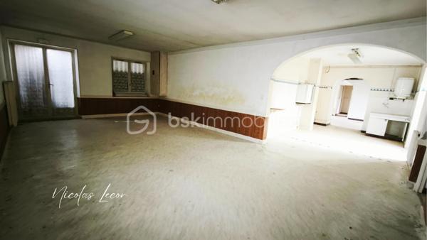 À Blet, découvrez cet ensemble immobilier d’environ 235 m², composé de deux logements disposant chacun de leur entrée indépendante, de leur propre extérieur et de leur garage.
Un bien qui offre de nombreuses possibilités, aussi bien pour un investissement locatif que pour un projet familial, une résidence principale avec logement indépendant, ou encore une activité de location saisonnière sous réserve des autorisations nécessaires.

- Le premier logement d'environ 165 m², se présente comme une maison avec terrasse et jardin. Elle dispose au rez-de-chaussée de plusieurs volumes généreux, d'une cuisine, de deux chambres, d'une salle d'eau avec double douche et WC. À l'étage, une vaste pièce bénéficie également d'un accès à une terrasse.

- Le second logement, un appartement d'environ 71 m², accessible par une entrée totalement indépendante se compose d'un dégagement, d'une cuisine, d'une pièce de vie donnant sur une terrasse, de deux chambres ainsi que d'une salle de bains avec WC.

Deux garages complètent l'ensemble, soit un garage pour chacun des logements.

Chaque logement dispose par ailleurs de son propre compteur d'eau et de son propre compteur électrique, permettant une séparation des consommations entre les deux parties.

L'ensemble nécessite d'importants travaux de rénovation afin de retrouver un niveau d'habitabilité satisfaisant, notamment concernant l'installation électrique et l'assainissement, ainsi que différents travaux de rénovation intérieure et le mode de chauffage.

La configuration et les volumes permettent toutefois d'envisager une réorganisation complète des espaces. 
Certaines pièces pourraient notamment être transformées en chambres supplémentaires selon le projet envisagé.

Avec ses deux logements indépendants, ses deux garages, ses terrasses et son jardin, ce bien constitue une base intéressante pour un projet de rénovation et de valorisation.

À découvrir pour celles et ceux à la recherche d'un bien offrant de beaux volumes et un véritable potentiel après rénovation.