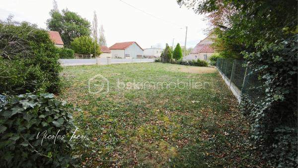 À Blet, découvrez cet ensemble immobilier d’environ 235 m², composé de deux logements disposant chacun de leur entrée indépendante, de leur propre extérieur et de leur garage.
Un bien qui offre de nombreuses possibilités, aussi bien pour un investissement locatif que pour un projet familial, une résidence principale avec logement indépendant, ou encore une activité de location saisonnière sous réserve des autorisations nécessaires.

- Le premier logement d'environ 165 m², se présente comme une maison avec terrasse et jardin. Elle dispose au rez-de-chaussée de plusieurs volumes généreux, d'une cuisine, de deux chambres, d'une salle d'eau avec double douche et WC. À l'étage, une vaste pièce bénéficie également d'un accès à une terrasse.

- Le second logement, un appartement d'environ 71 m², accessible par une entrée totalement indépendante se compose d'un dégagement, d'une cuisine, d'une pièce de vie donnant sur une terrasse, de deux chambres ainsi que d'une salle de bains avec WC.

Deux garages complètent l'ensemble, soit un garage pour chacun des logements.

Chaque logement dispose par ailleurs de son propre compteur d'eau et de son propre compteur électrique, permettant une séparation des consommations entre les deux parties.

L'ensemble nécessite d'importants travaux de rénovation afin de retrouver un niveau d'habitabilité satisfaisant, notamment concernant l'installation électrique et l'assainissement, ainsi que différents travaux de rénovation intérieure et le mode de chauffage.

La configuration et les volumes permettent toutefois d'envisager une réorganisation complète des espaces. 
Certaines pièces pourraient notamment être transformées en chambres supplémentaires selon le projet envisagé.

Avec ses deux logements indépendants, ses deux garages, ses terrasses et son jardin, ce bien constitue une base intéressante pour un projet de rénovation et de valorisation.

À découvrir pour celles et ceux à la recherche d'un bien offrant de beaux volumes et un véritable potentiel après rénovation.