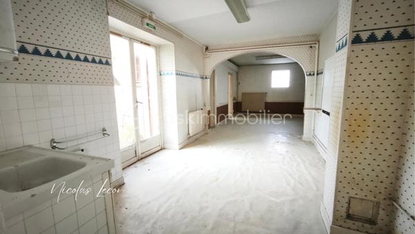 À Blet, découvrez cet ensemble immobilier d’environ 235 m², composé de deux logements disposant chacun de leur entrée indépendante, de leur propre extérieur et de leur garage.
Un bien qui offre de nombreuses possibilités, aussi bien pour un investissement locatif que pour un projet familial, une résidence principale avec logement indépendant, ou encore une activité de location saisonnière sous réserve des autorisations nécessaires.

- Le premier logement d'environ 165 m², se présente comme une maison avec terrasse et jardin. Elle dispose au rez-de-chaussée de plusieurs volumes généreux, d'une cuisine, de deux chambres, d'une salle d'eau avec double douche et WC. À l'étage, une vaste pièce bénéficie également d'un accès à une terrasse.

- Le second logement, un appartement d'environ 71 m², accessible par une entrée totalement indépendante se compose d'un dégagement, d'une cuisine, d'une pièce de vie donnant sur une terrasse, de deux chambres ainsi que d'une salle de bains avec WC.

Deux garages complètent l'ensemble, soit un garage pour chacun des logements.

Chaque logement dispose par ailleurs de son propre compteur d'eau et de son propre compteur électrique, permettant une séparation des consommations entre les deux parties.

L'ensemble nécessite d'importants travaux de rénovation afin de retrouver un niveau d'habitabilité satisfaisant, notamment concernant l'installation électrique et l'assainissement, ainsi que différents travaux de rénovation intérieure et le mode de chauffage.

La configuration et les volumes permettent toutefois d'envisager une réorganisation complète des espaces. 
Certaines pièces pourraient notamment être transformées en chambres supplémentaires selon le projet envisagé.

Avec ses deux logements indépendants, ses deux garages, ses terrasses et son jardin, ce bien constitue une base intéressante pour un projet de rénovation et de valorisation.

À découvrir pour celles et ceux à la recherche d'un bien offrant de beaux volumes et un véritable potentiel après rénovation.