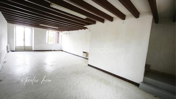 À Blet, découvrez cet ensemble immobilier d’environ 235 m², composé de deux logements disposant chacun de leur entrée indépendante, de leur propre extérieur et de leur garage.
Un bien qui offre de nombreuses possibilités, aussi bien pour un investissement locatif que pour un projet familial, une résidence principale avec logement indépendant, ou encore une activité de location saisonnière sous réserve des autorisations nécessaires.

- Le premier logement d'environ 165 m², se présente comme une maison avec terrasse et jardin. Elle dispose au rez-de-chaussée de plusieurs volumes généreux, d'une cuisine, de deux chambres, d'une salle d'eau avec double douche et WC. À l'étage, une vaste pièce bénéficie également d'un accès à une terrasse.

- Le second logement, un appartement d'environ 71 m², accessible par une entrée totalement indépendante se compose d'un dégagement, d'une cuisine, d'une pièce de vie donnant sur une terrasse, de deux chambres ainsi que d'une salle de bains avec WC.

Deux garages complètent l'ensemble, soit un garage pour chacun des logements.

Chaque logement dispose par ailleurs de son propre compteur d'eau et de son propre compteur électrique, permettant une séparation des consommations entre les deux parties.

L'ensemble nécessite d'importants travaux de rénovation afin de retrouver un niveau d'habitabilité satisfaisant, notamment concernant l'installation électrique et l'assainissement, ainsi que différents travaux de rénovation intérieure et le mode de chauffage.

La configuration et les volumes permettent toutefois d'envisager une réorganisation complète des espaces. 
Certaines pièces pourraient notamment être transformées en chambres supplémentaires selon le projet envisagé.

Avec ses deux logements indépendants, ses deux garages, ses terrasses et son jardin, ce bien constitue une base intéressante pour un projet de rénovation et de valorisation.

À découvrir pour celles et ceux à la recherche d'un bien offrant de beaux volumes et un véritable potentiel après rénovation.