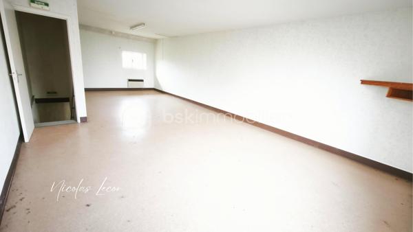 À Blet, découvrez cet ensemble immobilier d’environ 235 m², composé de deux logements disposant chacun de leur entrée indépendante, de leur propre extérieur et de leur garage.
Un bien qui offre de nombreuses possibilités, aussi bien pour un investissement locatif que pour un projet familial, une résidence principale avec logement indépendant, ou encore une activité de location saisonnière sous réserve des autorisations nécessaires.

- Le premier logement d'environ 165 m², se présente comme une maison avec terrasse et jardin. Elle dispose au rez-de-chaussée de plusieurs volumes généreux, d'une cuisine, de deux chambres, d'une salle d'eau avec double douche et WC. À l'étage, une vaste pièce bénéficie également d'un accès à une terrasse.

- Le second logement, un appartement d'environ 71 m², accessible par une entrée totalement indépendante se compose d'un dégagement, d'une cuisine, d'une pièce de vie donnant sur une terrasse, de deux chambres ainsi que d'une salle de bains avec WC.

Deux garages complètent l'ensemble, soit un garage pour chacun des logements.

Chaque logement dispose par ailleurs de son propre compteur d'eau et de son propre compteur électrique, permettant une séparation des consommations entre les deux parties.

L'ensemble nécessite d'importants travaux de rénovation afin de retrouver un niveau d'habitabilité satisfaisant, notamment concernant l'installation électrique et l'assainissement, ainsi que différents travaux de rénovation intérieure et le mode de chauffage.

La configuration et les volumes permettent toutefois d'envisager une réorganisation complète des espaces. 
Certaines pièces pourraient notamment être transformées en chambres supplémentaires selon le projet envisagé.

Avec ses deux logements indépendants, ses deux garages, ses terrasses et son jardin, ce bien constitue une base intéressante pour un projet de rénovation et de valorisation.

À découvrir pour celles et ceux à la recherche d'un bien offrant de beaux volumes et un véritable potentiel après rénovation.
