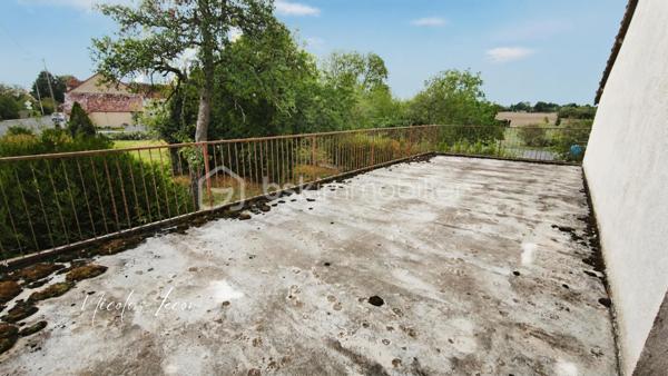 À Blet, découvrez cet ensemble immobilier d’environ 235 m², composé de deux logements disposant chacun de leur entrée indépendante, de leur propre extérieur et de leur garage.
Un bien qui offre de nombreuses possibilités, aussi bien pour un investissement locatif que pour un projet familial, une résidence principale avec logement indépendant, ou encore une activité de location saisonnière sous réserve des autorisations nécessaires.

- Le premier logement d'environ 165 m², se présente comme une maison avec terrasse et jardin. Elle dispose au rez-de-chaussée de plusieurs volumes généreux, d'une cuisine, de deux chambres, d'une salle d'eau avec double douche et WC. À l'étage, une vaste pièce bénéficie également d'un accès à une terrasse.

- Le second logement, un appartement d'environ 71 m², accessible par une entrée totalement indépendante se compose d'un dégagement, d'une cuisine, d'une pièce de vie donnant sur une terrasse, de deux chambres ainsi que d'une salle de bains avec WC.

Deux garages complètent l'ensemble, soit un garage pour chacun des logements.

Chaque logement dispose par ailleurs de son propre compteur d'eau et de son propre compteur électrique, permettant une séparation des consommations entre les deux parties.

L'ensemble nécessite d'importants travaux de rénovation afin de retrouver un niveau d'habitabilité satisfaisant, notamment concernant l'installation électrique et l'assainissement, ainsi que différents travaux de rénovation intérieure et le mode de chauffage.

La configuration et les volumes permettent toutefois d'envisager une réorganisation complète des espaces. 
Certaines pièces pourraient notamment être transformées en chambres supplémentaires selon le projet envisagé.

Avec ses deux logements indépendants, ses deux garages, ses terrasses et son jardin, ce bien constitue une base intéressante pour un projet de rénovation et de valorisation.

À découvrir pour celles et ceux à la recherche d'un bien offrant de beaux volumes et un véritable potentiel après rénovation.