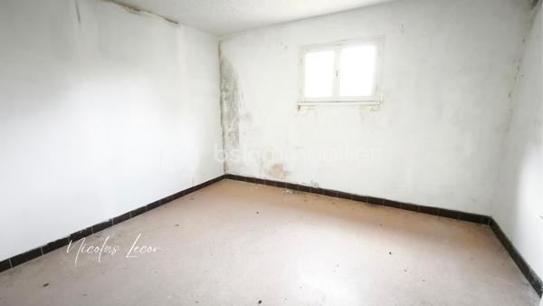 À Blet, découvrez cet ensemble immobilier d’environ 235 m², composé de deux logements disposant chacun de leur entrée indépendante, de leur propre extérieur et de leur garage.
Un bien qui offre de nombreuses possibilités, aussi bien pour un investissement locatif que pour un projet familial, une résidence principale avec logement indépendant, ou encore une activité de location saisonnière sous réserve des autorisations nécessaires.

- Le premier logement d'environ 165 m², se présente comme une maison avec terrasse et jardin. Elle dispose au rez-de-chaussée de plusieurs volumes généreux, d'une cuisine, de deux chambres, d'une salle d'eau avec double douche et WC. À l'étage, une vaste pièce bénéficie également d'un accès à une terrasse.

- Le second logement, un appartement d'environ 71 m², accessible par une entrée totalement indépendante se compose d'un dégagement, d'une cuisine, d'une pièce de vie donnant sur une terrasse, de deux chambres ainsi que d'une salle de bains avec WC.

Deux garages complètent l'ensemble, soit un garage pour chacun des logements.

Chaque logement dispose par ailleurs de son propre compteur d'eau et de son propre compteur électrique, permettant une séparation des consommations entre les deux parties.

L'ensemble nécessite d'importants travaux de rénovation afin de retrouver un niveau d'habitabilité satisfaisant, notamment concernant l'installation électrique et l'assainissement, ainsi que différents travaux de rénovation intérieure et le mode de chauffage.

La configuration et les volumes permettent toutefois d'envisager une réorganisation complète des espaces. 
Certaines pièces pourraient notamment être transformées en chambres supplémentaires selon le projet envisagé.

Avec ses deux logements indépendants, ses deux garages, ses terrasses et son jardin, ce bien constitue une base intéressante pour un projet de rénovation et de valorisation.

À découvrir pour celles et ceux à la recherche d'un bien offrant de beaux volumes et un véritable potentiel après rénovation.