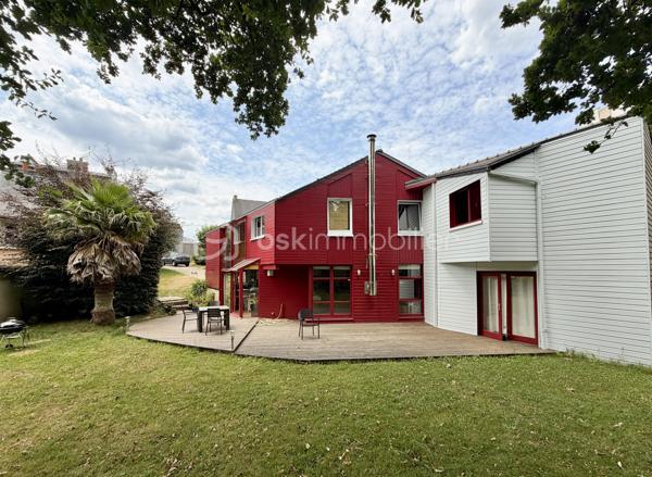 Découvrez cette charmante maison familiale de 176 m², nichée dans un environnement verdoyant et paisible, tout en restant à proximité immédiate de toutes les commodités.
À l'extérieur, vous profiterez d'un magnifique jardin clos et arboré, véritable écrin de verdure, idéal pour les moments de détente en famille. La propriété dispose également d'un stationnement privatif pouvant accueillir au moins deux voitures, d'un atelier ainsi que d'une authentique cave à vin enterrée avec sol en terre battue.
Son emplacement est un véritable atout : bus, tramway, gare et voie express sont accessibles rapidement, facilitant tous vos déplacements. Brest se prête également parfaitement aux déplacements à vélo.
Au rez-de-chaussée, vous découvrirez une belle pièce de vie lumineuse, ouverte sur une agréable terrasse et une cuisine ouverte, parfaite pour partager des moments conviviaux. Un petit salon attenant offre un espace plus intime pour se détendre. Ce rez-de-chaussée bénéficie d'un chauffage au sol, garantissant un excellent confort.
À l'étage, un chaleureux plancher en bois dessert l'espace nuit composé de quatre chambres, deux bureaux (idéals pour le télétravail ou une activité indépendante), une salle de bains et une salle d'eau.
Une maison au caractère atypique, alliant charme, volumes généreux et qualité de vie, idéale pour une famille en quête d'un cadre de vie privilégié à Brest.