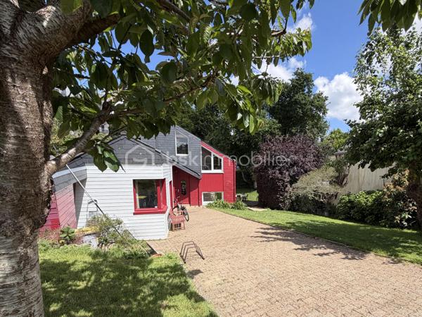 Découvrez cette charmante maison familiale de 176 m², nichée dans un environnement verdoyant et paisible, tout en restant à proximité immédiate de toutes les commodités.
À l'extérieur, vous profiterez d'un magnifique jardin clos et arboré, véritable écrin de verdure, idéal pour les moments de détente en famille. La propriété dispose également d'un stationnement privatif pouvant accueillir au moins deux voitures, d'un atelier ainsi que d'une authentique cave à vin enterrée avec sol en terre battue.
Son emplacement est un véritable atout : bus, tramway, gare et voie express sont accessibles rapidement, facilitant tous vos déplacements. Brest se prête également parfaitement aux déplacements à vélo.
Au rez-de-chaussée, vous découvrirez une belle pièce de vie lumineuse, ouverte sur une agréable terrasse et une cuisine ouverte, parfaite pour partager des moments conviviaux. Un petit salon attenant offre un espace plus intime pour se détendre. Ce rez-de-chaussée bénéficie d'un chauffage au sol, garantissant un excellent confort.
À l'étage, un chaleureux plancher en bois dessert l'espace nuit composé de quatre chambres, deux bureaux (idéals pour le télétravail ou une activité indépendante), une salle de bains et une salle d'eau.
Une maison au caractère atypique, alliant charme, volumes généreux et qualité de vie, idéale pour une famille en quête d'un cadre de vie privilégié à Brest.